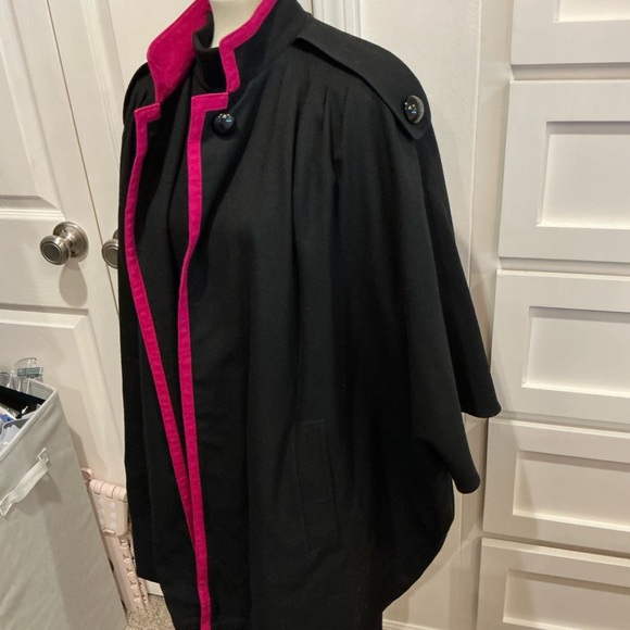 Louis Feraud Elegant Black Cape with Vibrant Pink Accent - Picture 11 of 15